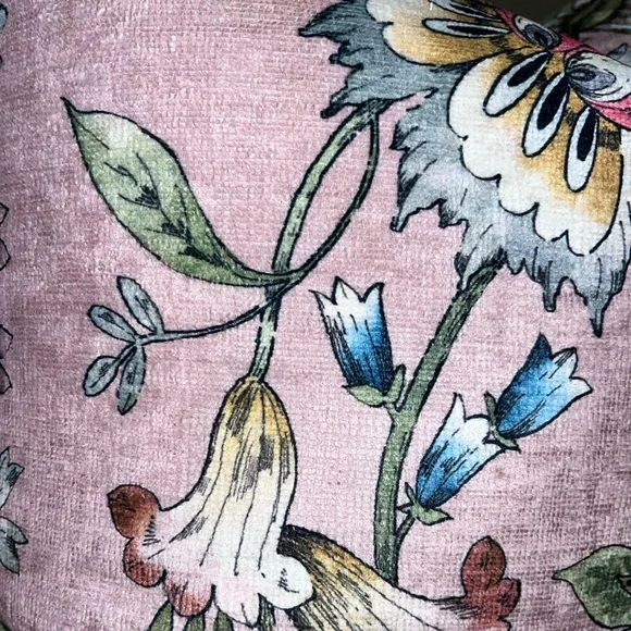 1- NWT SOHO STUDIO BLUSH FLORAL DESIGN DECORATIVEPILLOW